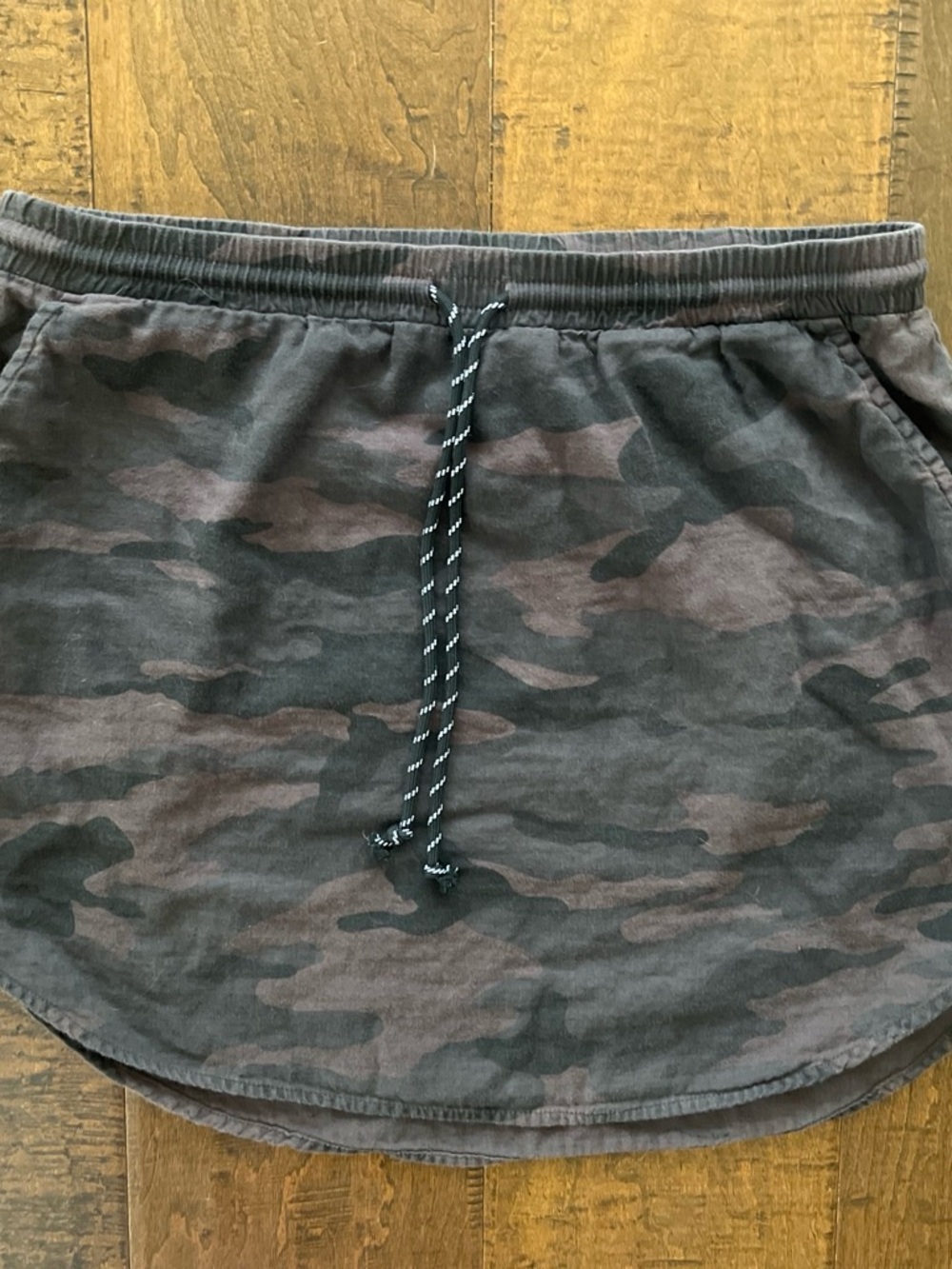 Dylan Camo Weekend drawstring camouflauge 100% cotton mini skirt Sz. Small
